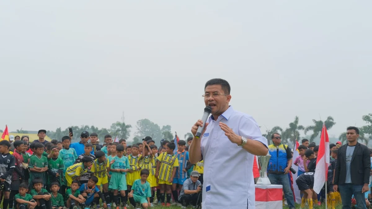 Cawagub Jabar Nomor Urut 4, Erwan Setiawan saat Membuka Kompetisi Sepak Bola Usia Dini di Lapangan Gunung Bohong, Kota Cimahi (Mong)