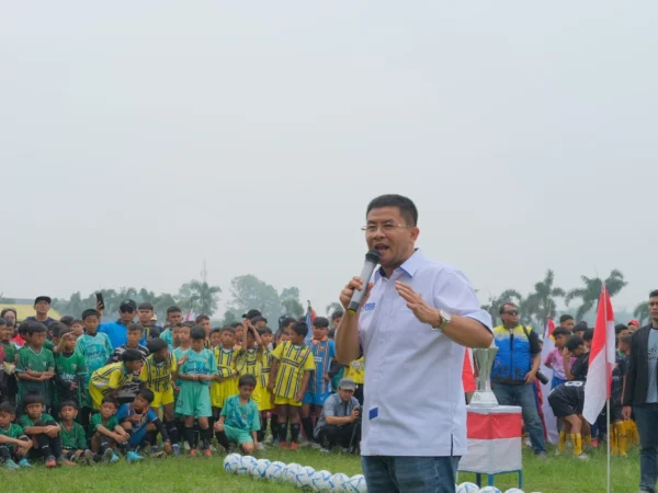 Cawagub Jabar Nomor Urut 4, Erwan Setiawan saat Membuka Kompetisi Sepak Bola Usia Dini di Lapangan Gunung Bohong, Kota Cimahi (Mong)