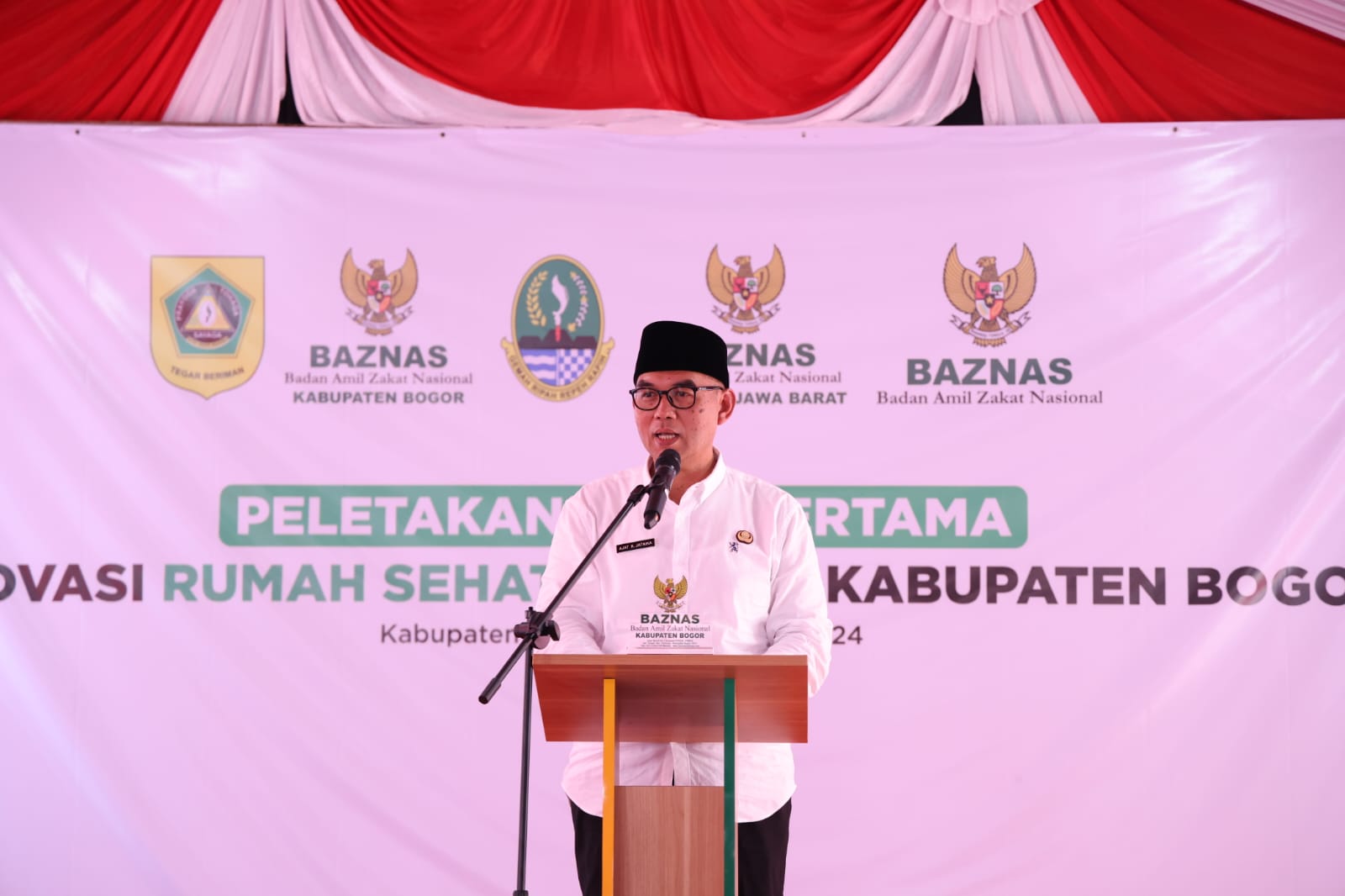 Sekretaris Daerah (Sekda) Kabupaten Bogor, Ajat Rochmat Jatnika, dalam acara peletakan batu pertama pembangunan Rumah Sehat Baznas