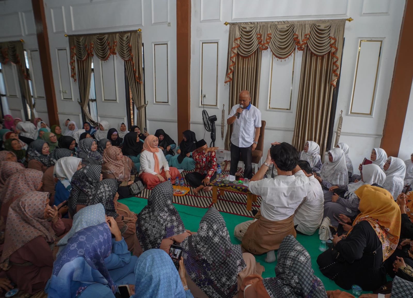 Cawagub Jabar nomor urut 3, Ilham Habibie saat bersilaturahmi dengan puluhan pimpinan Majelis Taklim di Bogor. (Yudha Prananda / Istimewa)