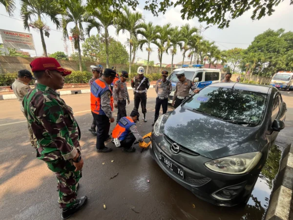 Dinas Perhubungan (Dishub) saat Merazia Sejumlah Kendaraan yang Parkir Sembarangan (Mong)