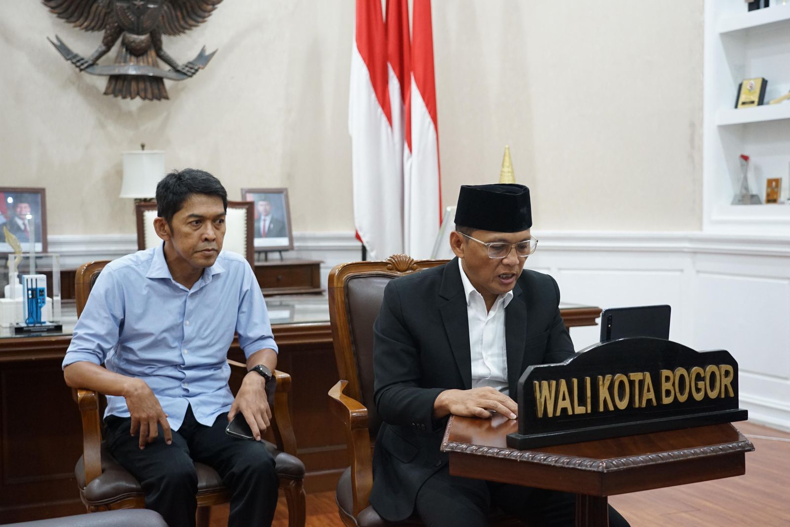 Pj Wali Kota Bogor, Hery Antasari bersama Kadiskominfo Kota Bogor. (Foto: Yudha Prananda / Istimewa)