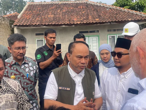 Menteri Koperasi dan UKM (Menkop) Budi Arie Setiadi menegaskan jika produk pangan yang ada di Pondok Pesantren Al-Ittifaq, Kecamatan Rancabali, Kabupaten Bandung bisa menjadi distributor untuk program Makan Bergizi Gratis (MBG). Foto Agi