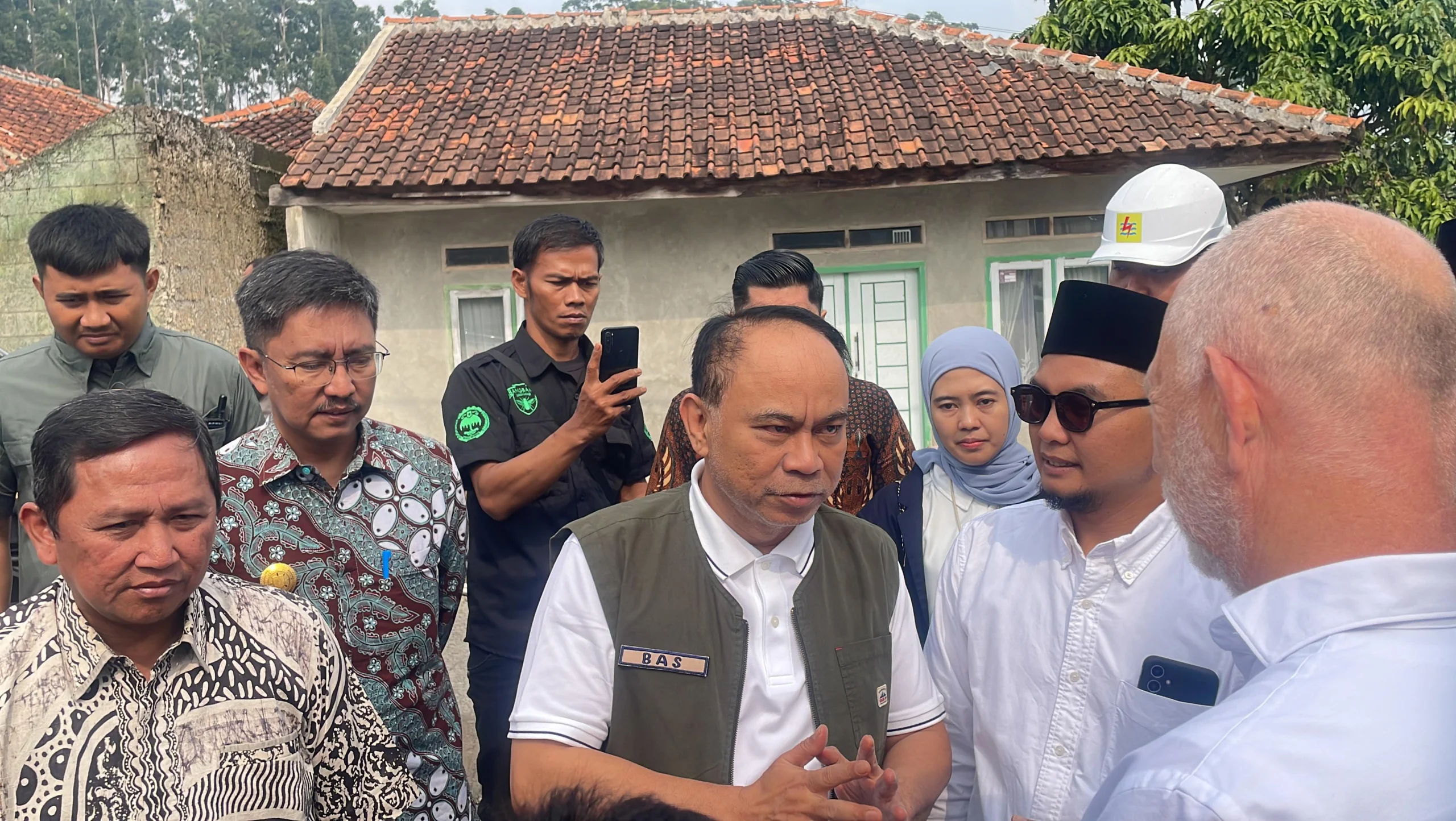 Menteri Koperasi dan UKM (Menkop) Budi Arie Setiadi menegaskan jika produk pangan yang ada di Pondok Pesantren Al-Ittifaq, Kecamatan Rancabali, Kabupaten Bandung bisa menjadi distributor untuk program Makan Bergizi Gratis (MBG). Foto Agi