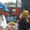 Calon Walikota Cimahi no urut 1, Dikdik S Nugrahawan menerima bingkisan produk jamu saat sidak ke Pasar Cimindi, beberapa waktu lalu (mong)