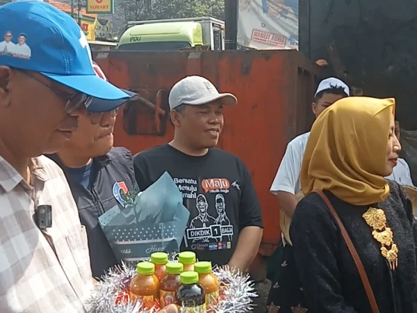 Calon Walikota Cimahi no urut 1, Dikdik S Nugrahawan menerima bingkisan produk jamu saat sidak ke Pasar Cimindi, beberapa waktu lalu (mong)