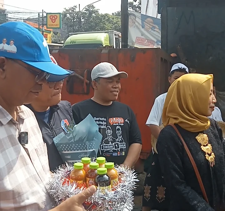 Calon Walikota Cimahi no urut 1, Dikdik S Nugrahawan menerima bingkisan produk jamu saat sidak ke Pasar Cimindi, beberapa waktu lalu (mong)