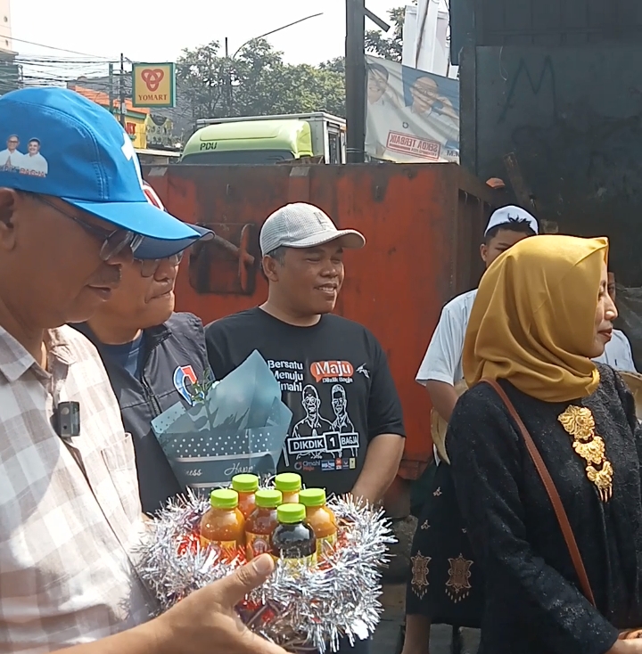 Calon Walikota Cimahi no urut 1, Dikdik S Nugrahawan menerima bingkisan produk jamu saat sidak ke Pasar Cimindi, beberapa waktu lalu (mong)