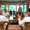 Pasangan Calon Gubernur dan Wakil Gubernur Jawa Barat nomor urut 3, Ahmad Syaikhu-Ilham Habibie (ASIH) bersilaturahmi dengan Anies Baswedan di Pendopo Anies Baswedan, Jalan Lb. Bulus, Kecamatan Cilandak, Jakarta Selatan, Kamis (14/11/2024).