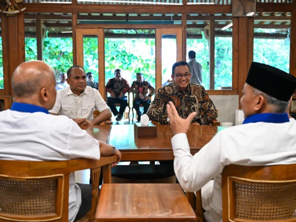 Pasangan Calon Gubernur dan Wakil Gubernur Jawa Barat nomor urut 3, Ahmad Syaikhu-Ilham Habibie (ASIH) bersilaturahmi dengan Anies Baswedan di Pendopo Anies Baswedan, Jalan Lb. Bulus, Kecamatan Cilandak, Jakarta Selatan, Kamis (14/11/2024).