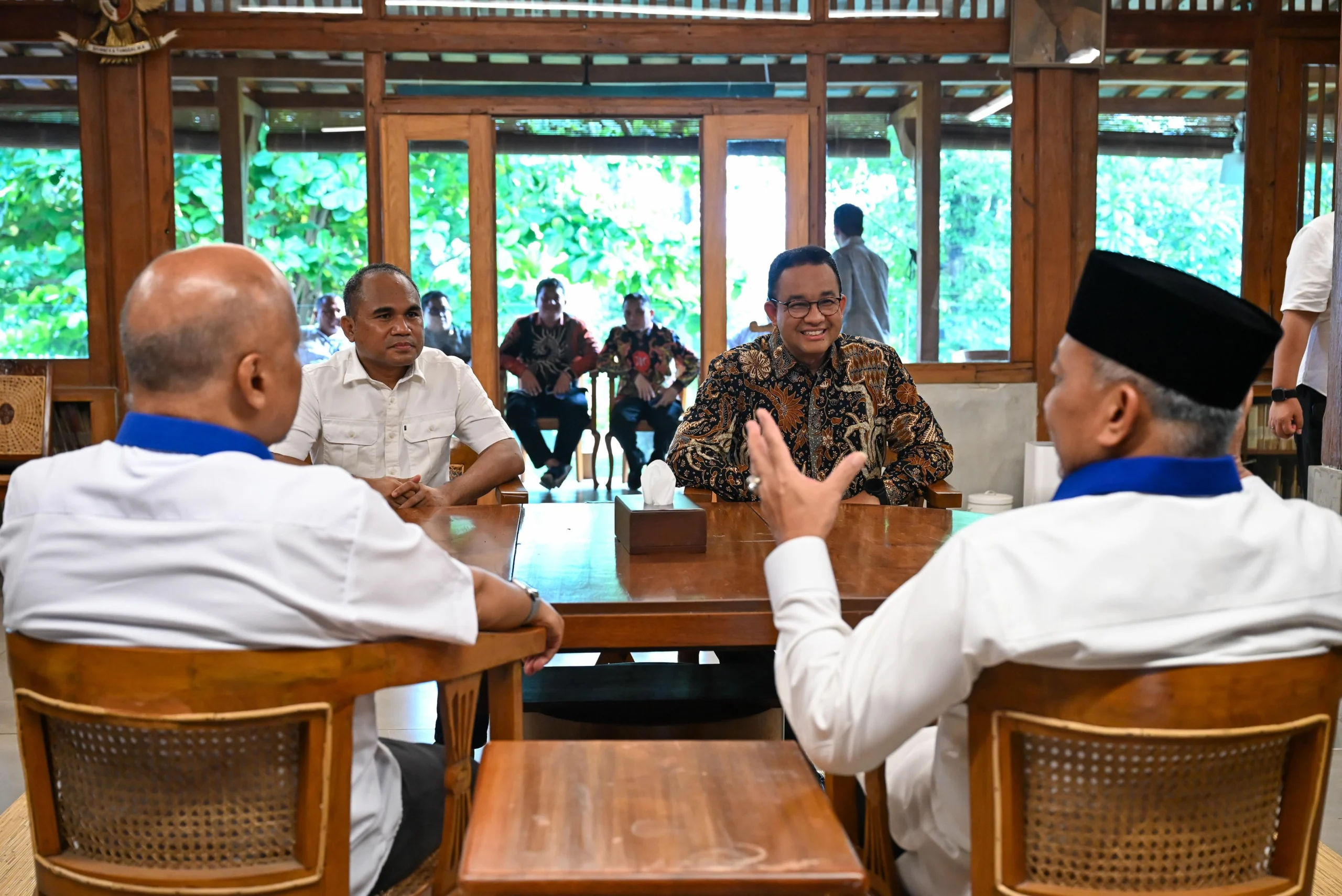 Pasangan Calon Gubernur dan Wakil Gubernur Jawa Barat nomor urut 3, Ahmad Syaikhu-Ilham Habibie (ASIH) bersilaturahmi dengan Anies Baswedan di Pendopo Anies Baswedan, Jalan Lb. Bulus, Kecamatan Cilandak, Jakarta Selatan, Kamis (14/11/2024).