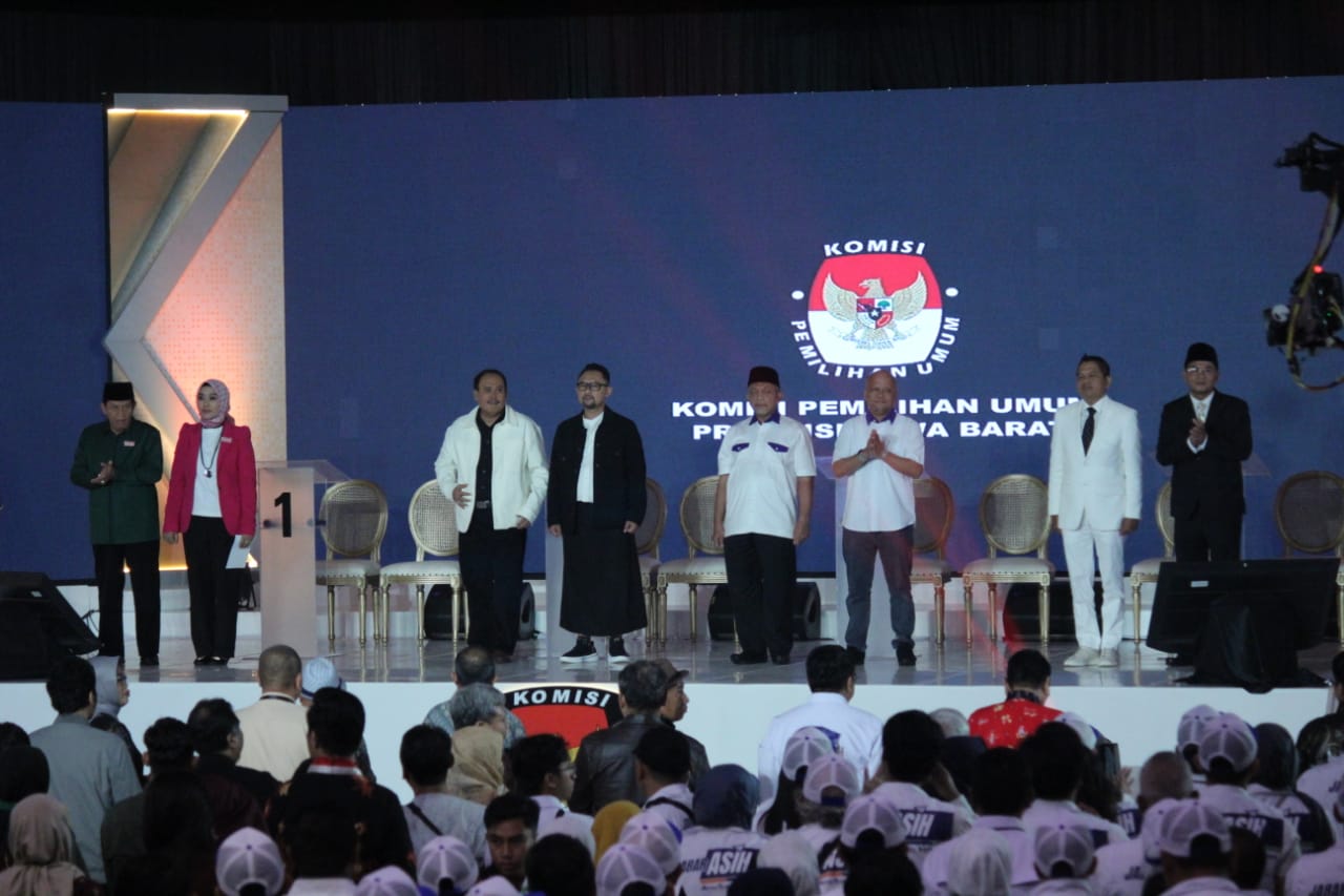 st. Debat perdana Pilgub Jabar 2024-2029 di Graha Sanusi Unpad, Kota Bandung. Senin, (11/11). Dok Jabar Ekspres.