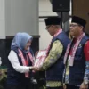 Sekretaris DPRD Kabupaten Bogor Yunita Mustika Putri, meluncurkan buku bertajuk Emansipasi atau Pedoman Terintegrasi Pelaksanaan Fungsi DPRD di Ruang Rapat Paripurna DPRD Kabupaten Bogor