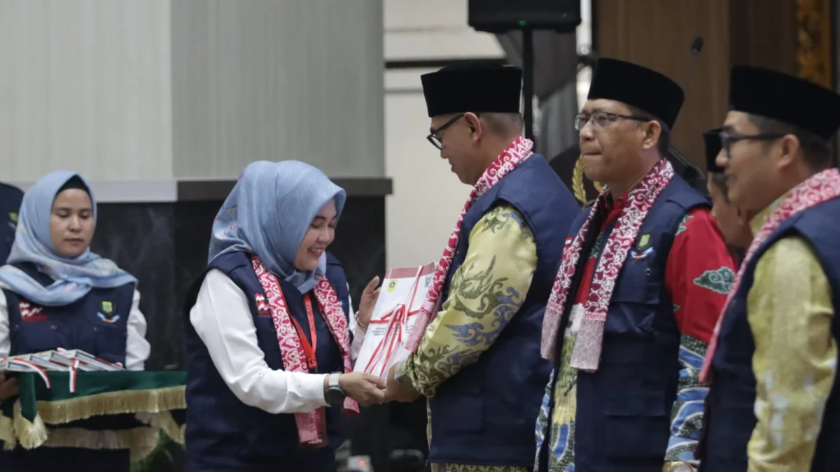 Sekretaris DPRD Kabupaten Bogor Yunita Mustika Putri, meluncurkan buku bertajuk Emansipasi atau Pedoman Terintegrasi Pelaksanaan Fungsi DPRD di Ruang Rapat Paripurna DPRD Kabupaten Bogor