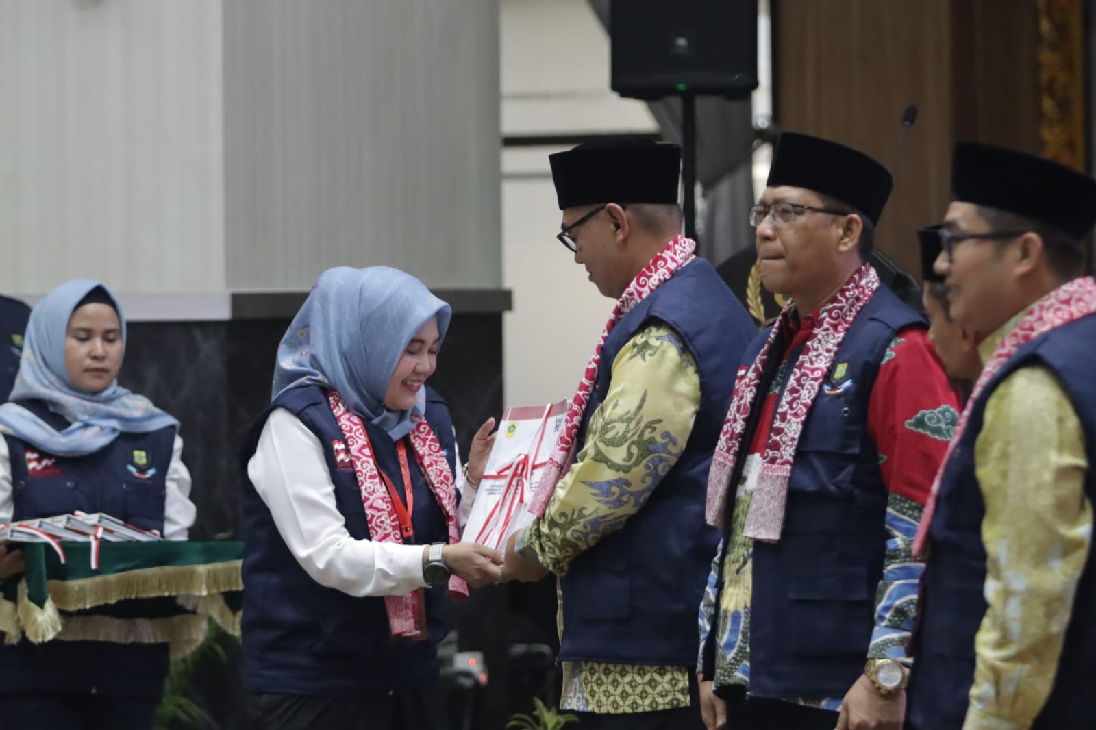 Sekretaris DPRD Kabupaten Bogor Yunita Mustika Putri, meluncurkan buku bertajuk Emansipasi atau Pedoman Terintegrasi Pelaksanaan Fungsi DPRD di Ruang Rapat Paripurna DPRD Kabupaten Bogor