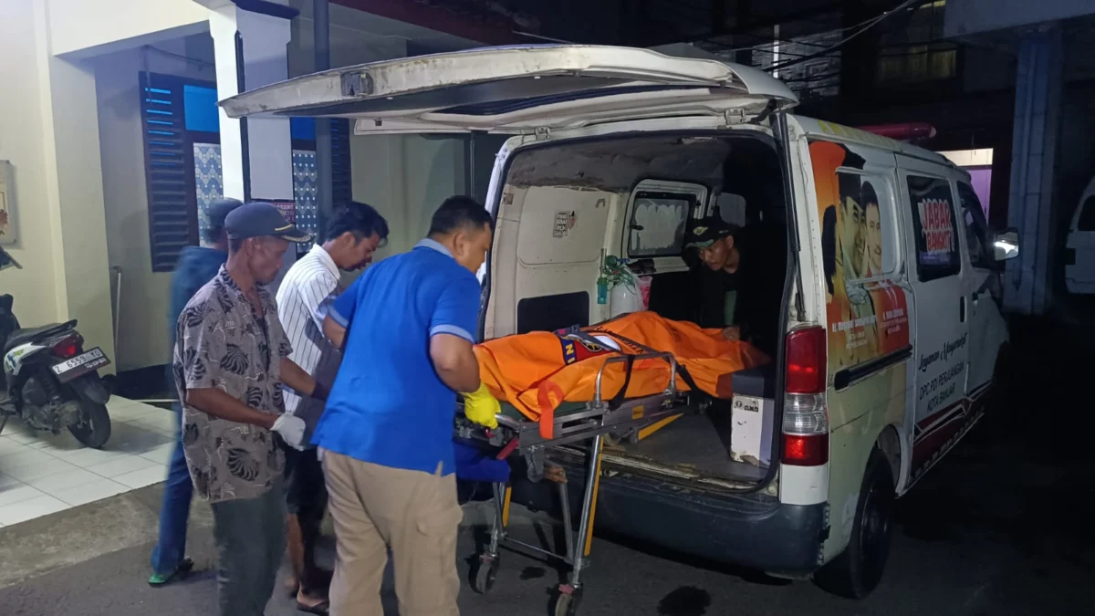 Jenazah Kusnandar (31) dinaikan ke mobil ambulance untuk dibawa ke rumah duka di Cirebon, Kamis 14 November 2024 malam. (Cecep Herdi/Jabar Ekspres)