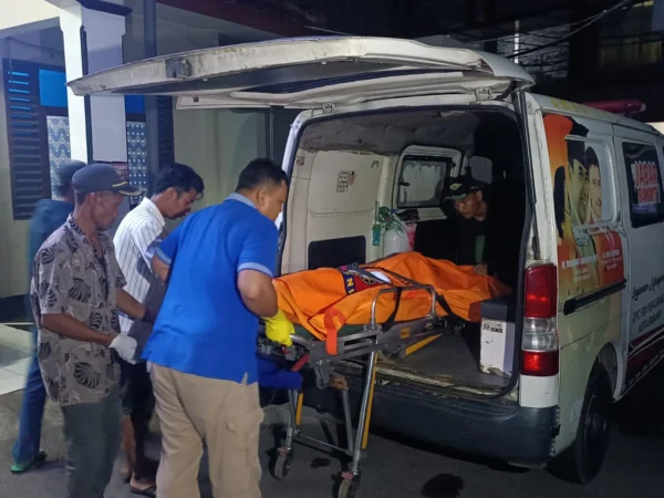 Jenazah Kusnandar (31) dinaikan ke mobil ambulance untuk dibawa ke rumah duka di Cirebon, Kamis 14 November 2024 malam. (Cecep Herdi/Jabar Ekspres)