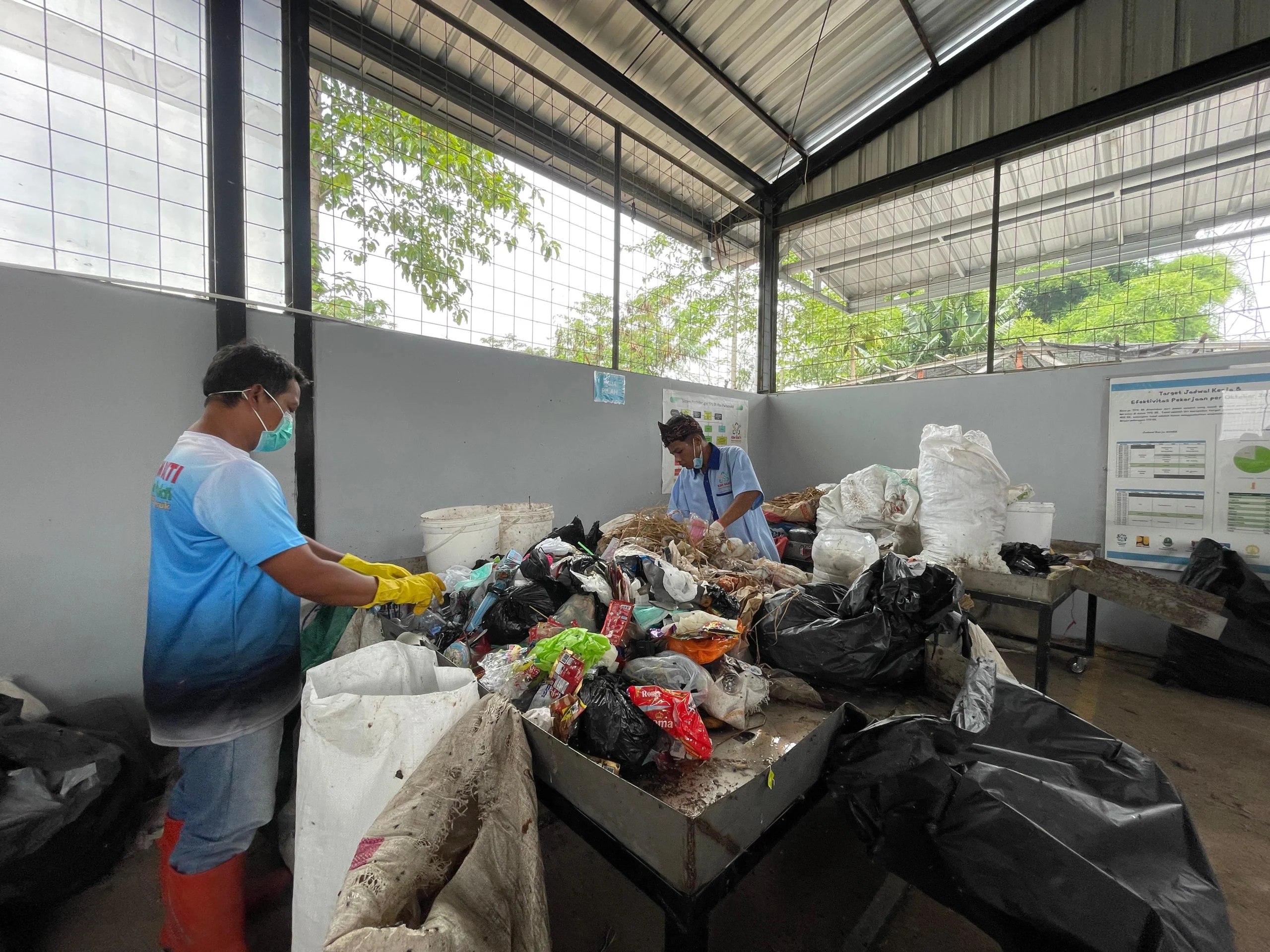 Petugas TPS3R di Desa Padamukti, Kecamatan Solokan Jeruk, Kabupaten Bandung saat melakukan pengolahaan sampah. Foto Agi