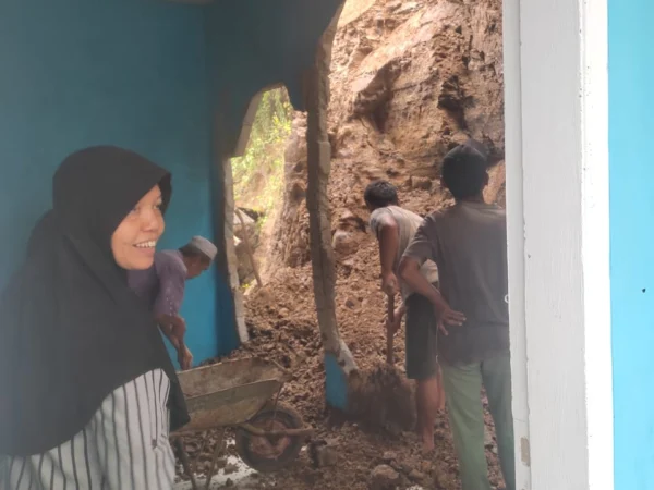 Satu rumah warga di Kabupaten Ciamis rusak akibat longsoran tanah yang terjadi pada Minggu 17 November 2024 dini hari. (Istimewa)