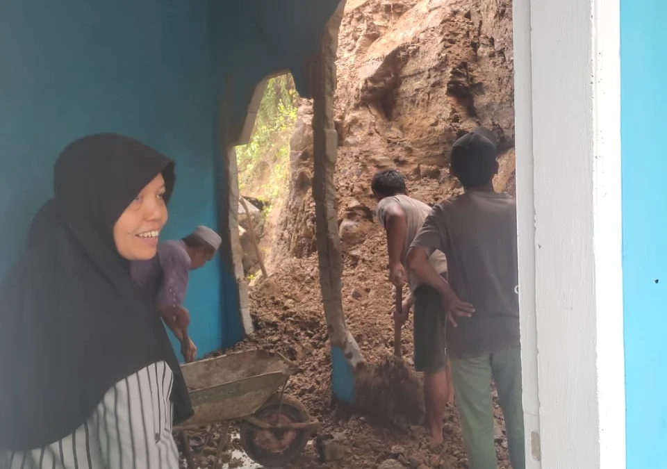 Satu rumah warga di Kabupaten Ciamis rusak akibat longsoran tanah yang terjadi pada Minggu 17 November 2024 dini hari. (Istimewa)