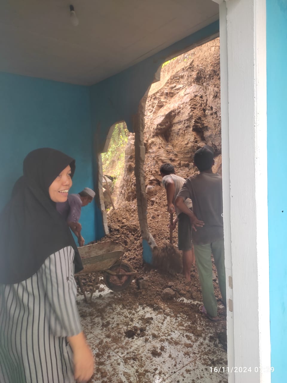 Satu rumah warga di Kabupaten Ciamis rusak akibat longsoran tanah yang terjadi pada Minggu 17 November 2024 dini hari. (Istimewa)