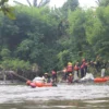 Jajaran karyawan dari PT Praisindo Teknologi saat melakukan aksi bersih-bersih Sungai Ciliwung. (Yudha Prananda / Jabar Ekspres)