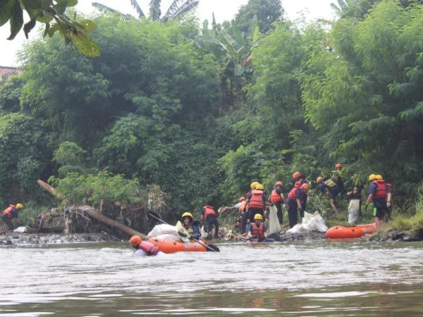 Jajaran karyawan dari PT Praisindo Teknologi saat melakukan aksi bersih-bersih Sungai Ciliwung. (Yudha Prananda / Jabar Ekspres)