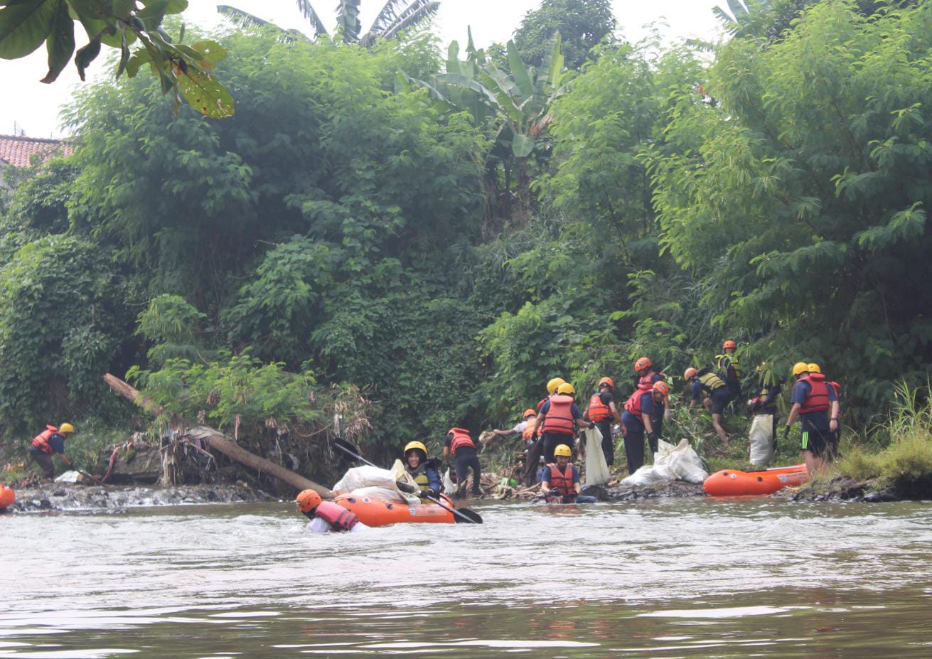 Jajaran karyawan dari PT Praisindo Teknologi saat melakukan aksi bersih-bersih Sungai Ciliwung. (Yudha Prananda / Jabar Ekspres)