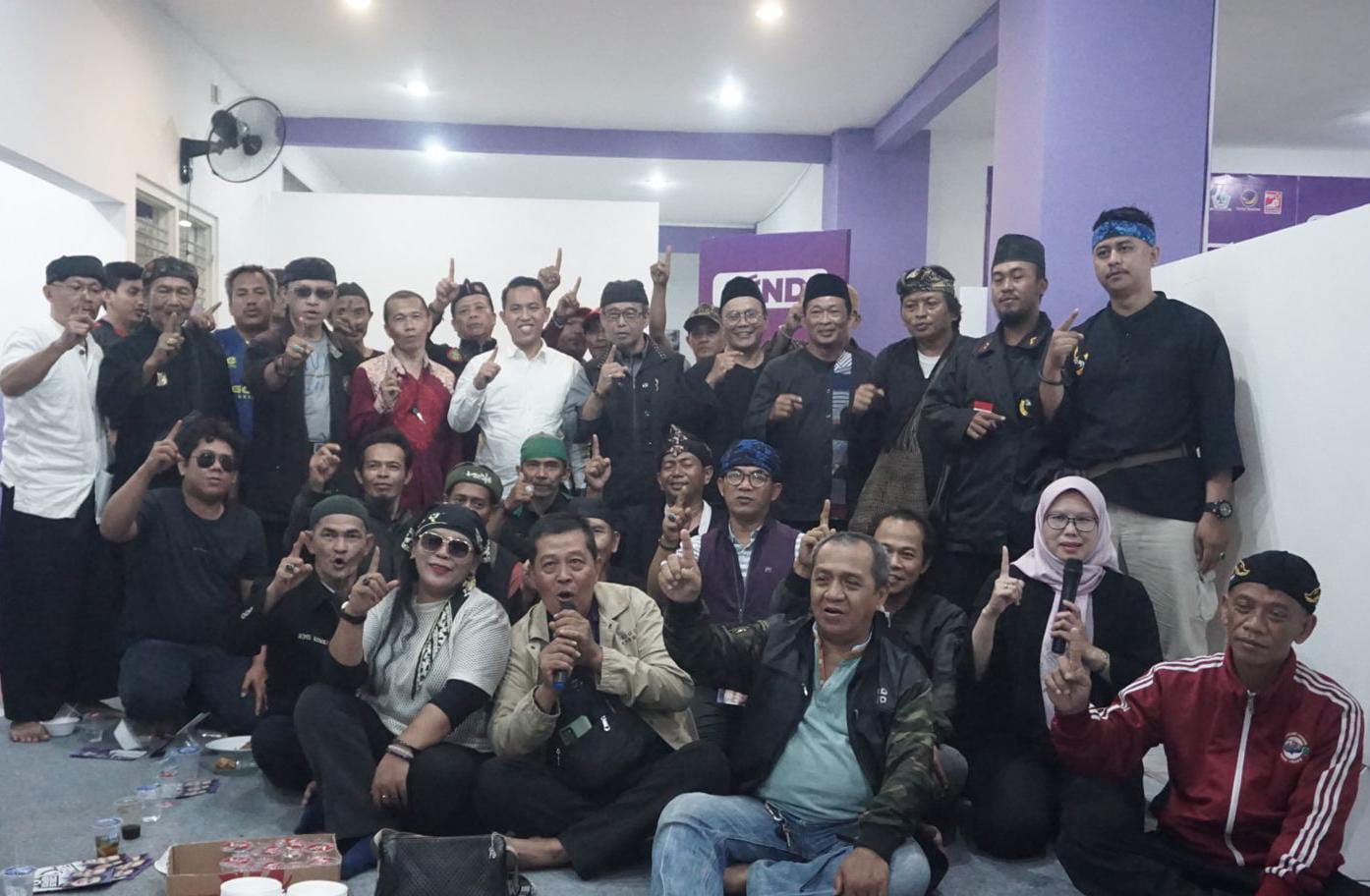 Calon Wali Kota Bogor, Nomor Urut 1, Sendi Fardiansyah bersama para tokoh seni budaya dan guru pencak silat Kota Bogor. (Yudha Prananda / Jabar Ekspres)