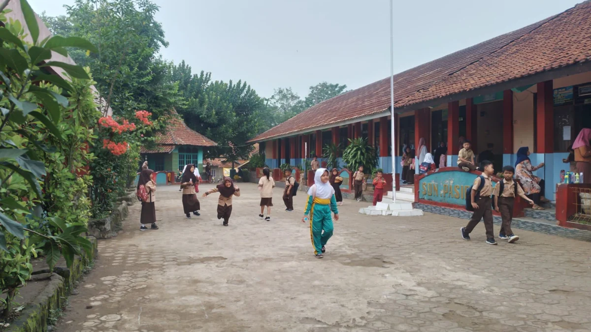 Sejumlah siswa-siswi SDN Pasirhuni sedang beraktivitas di jam istirahat sekolah yang berlokasi di wilayah Desa Pasirnanjung, Kecamatan Cimanggung, Kabupaten Sumedang. (Yanuar/Jabar Ekspres)