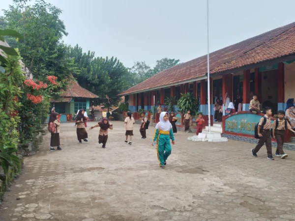 Sejumlah siswa-siswi SDN Pasirhuni sedang beraktivitas di jam istirahat sekolah yang berlokasi di wilayah Desa Pasirnanjung, Kecamatan Cimanggung, Kabupaten Sumedang. (Yanuar/Jabar Ekspres)