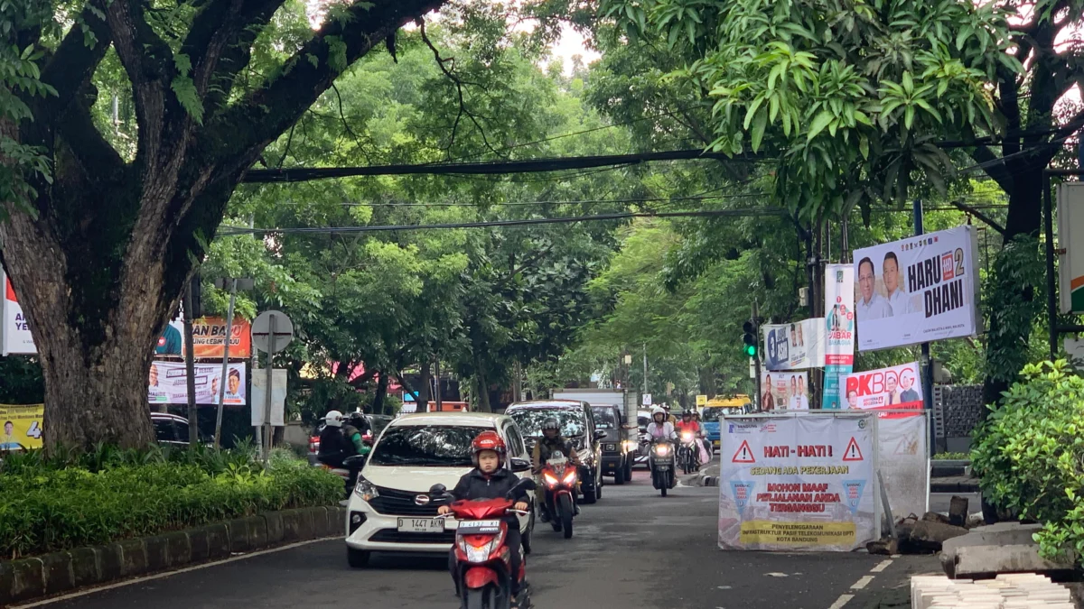 Potret bekas proyek galian kabel di Jalan Cendana, Kota Bandung (Sadam Husen / Jabar Ekspres)