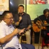 Haru Dhani saat dialog dan bernyanyi bersama Komunitas Musik, Minggu (17/11) malam.