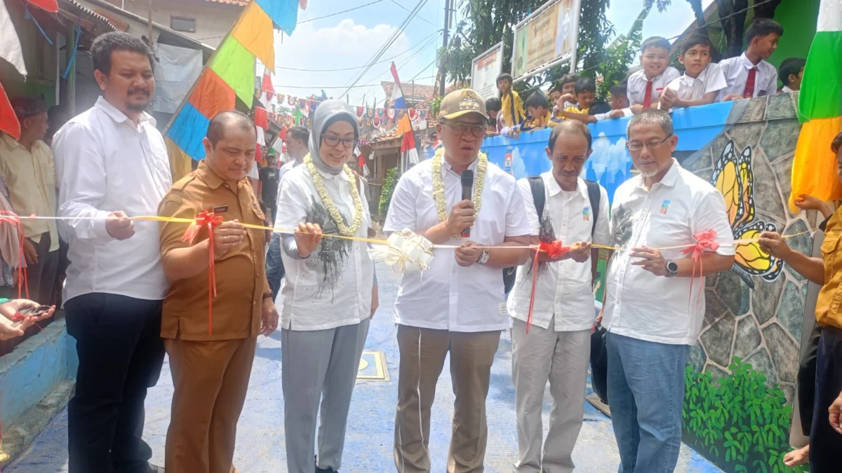 Pj Wali Kota Cimahi, Dicky Saromi bersama CSR Bank Rakyat Indonesia (BRI) saat Meresmikan SPALD-T di Kelurahan Utama, Cimahi Selatan (mong)