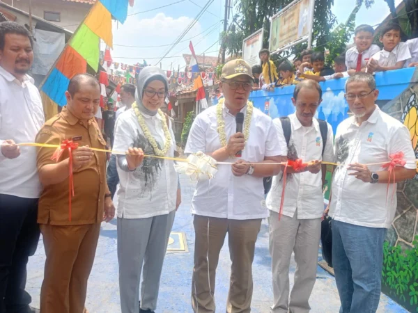 Pj Wali Kota Cimahi, Dicky Saromi bersama CSR Bank Rakyat Indonesia (BRI) saat Meresmikan SPALD-T di Kelurahan Utama, Cimahi Selatan (mong)