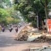 Potret pembangunan trotoar di Kawasan Antapani, Kota Bandung (Sadam Husen / JE)