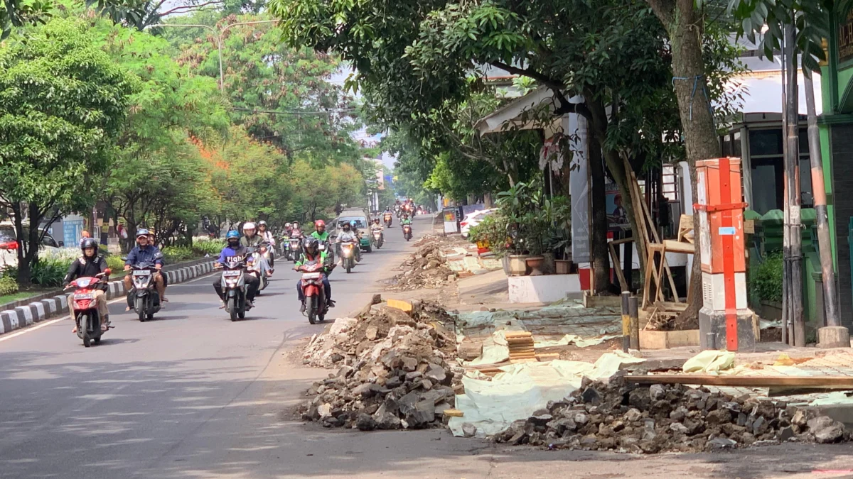 Potret pembangunan trotoar di Kawasan Antapani, Kota Bandung (Sadam Husen / JE)