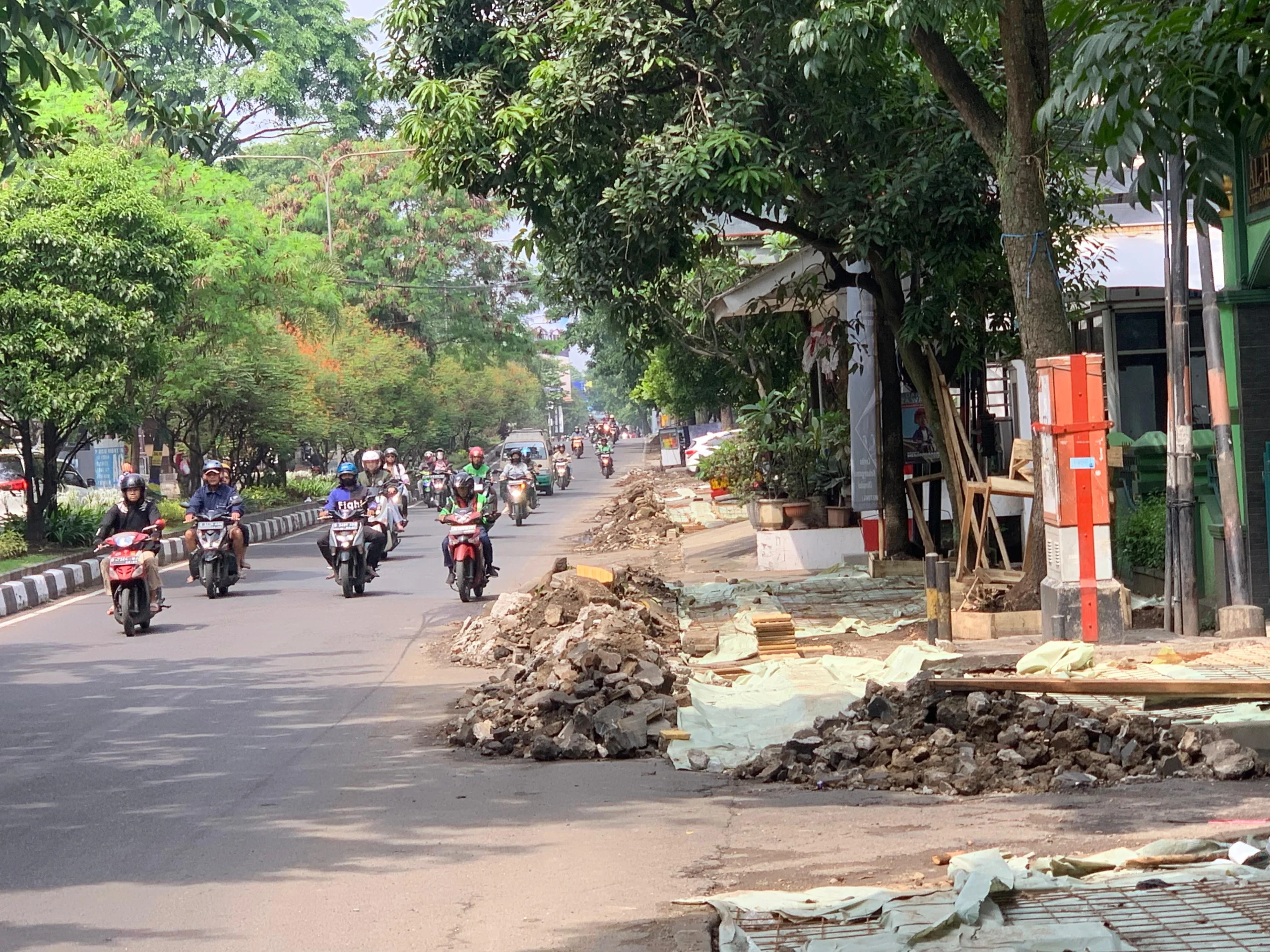 Potret pembangunan trotoar di Kawasan Antapani, Kota Bandung (Sadam Husen / JE)