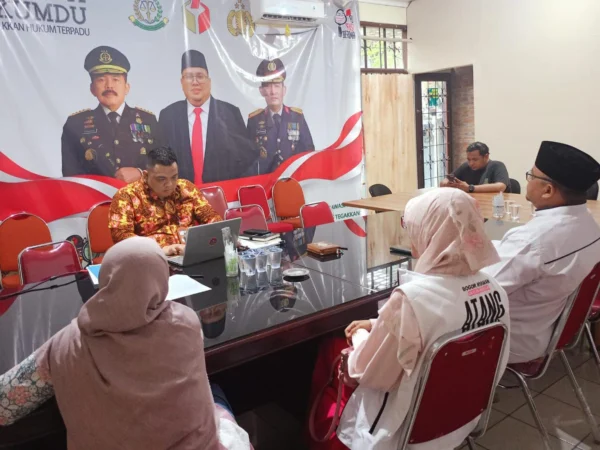 Kordiv Penanganan Pelanggaran dan Data Informasi Bawaslu Kota Bogor saat meminta keterangan Calon Wali Kota Bogor, Nomor Urut 2, Atang Trisnanto atas dugaan pelanggaran kampanye. (Yudha Prananda / Istimewa)