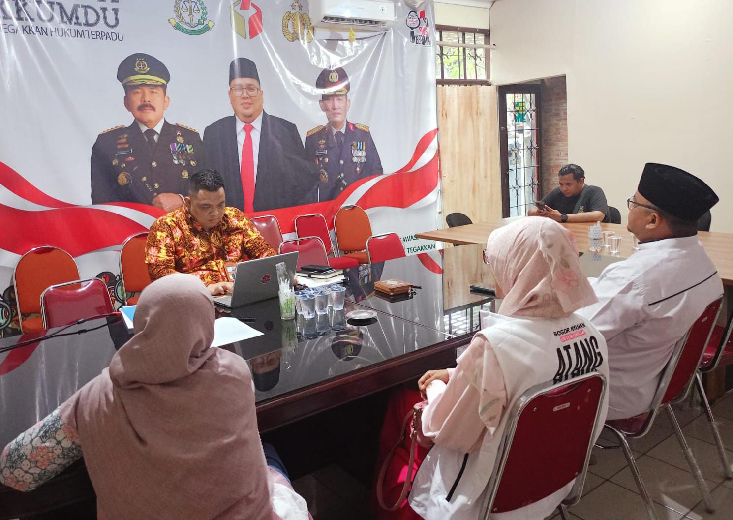 Kordiv Penanganan Pelanggaran dan Data Informasi Bawaslu Kota Bogor saat meminta keterangan Calon Wali Kota Bogor, Nomor Urut 2, Atang Trisnanto atas dugaan pelanggaran kampanye. (Yudha Prananda / Istimewa)