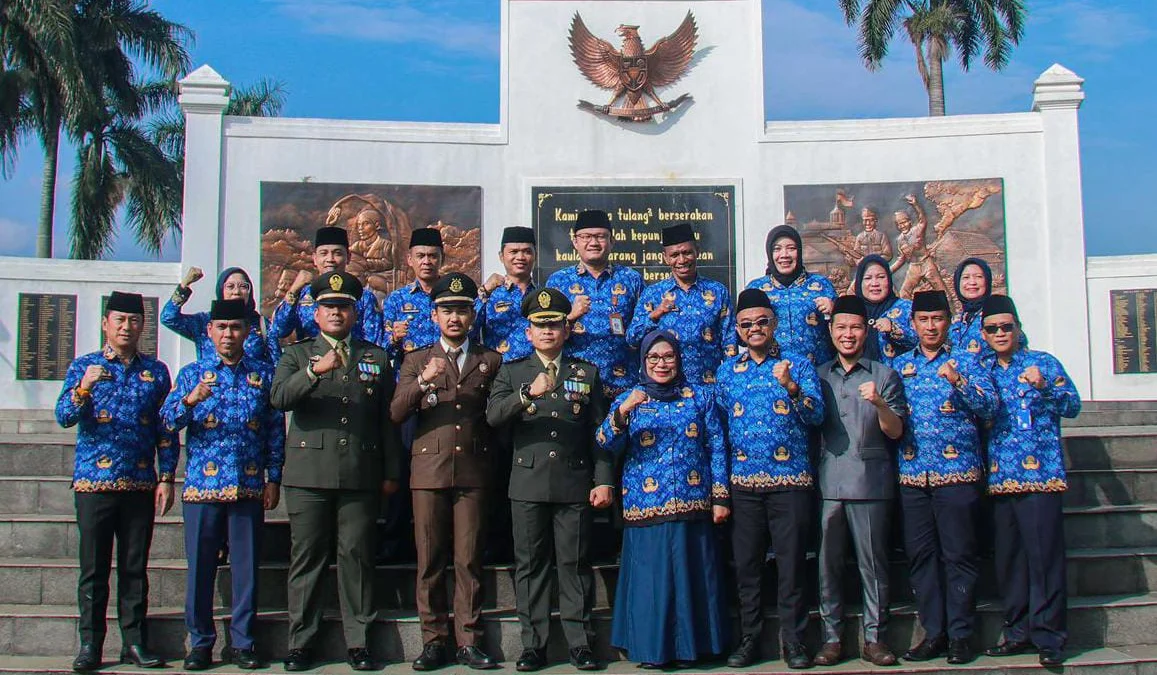 Sejumlah Pejabat Pemkot Bogor bersama Sekda Kota Bogor, Syarifah Sosial (Kelima baris bawah kanan) usai menggelar Apel HUT Kopri di area Makam Pahlawan Dreded, Kota Bogor, Senin (18/11). (Yudha Prananda / Jabar Ekspres)