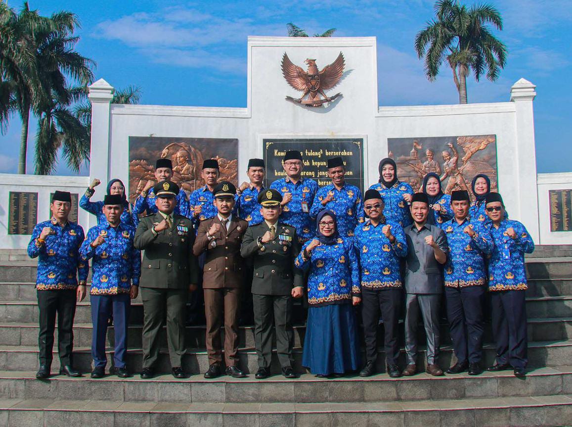 Sejumlah Pejabat Pemkot Bogor bersama Sekda Kota Bogor, Syarifah Sosial (Kelima baris bawah kanan) usai menggelar Apel HUT Kopri di area Makam Pahlawan Dreded, Kota Bogor, Senin (18/11). (Yudha Prananda / Jabar Ekspres)