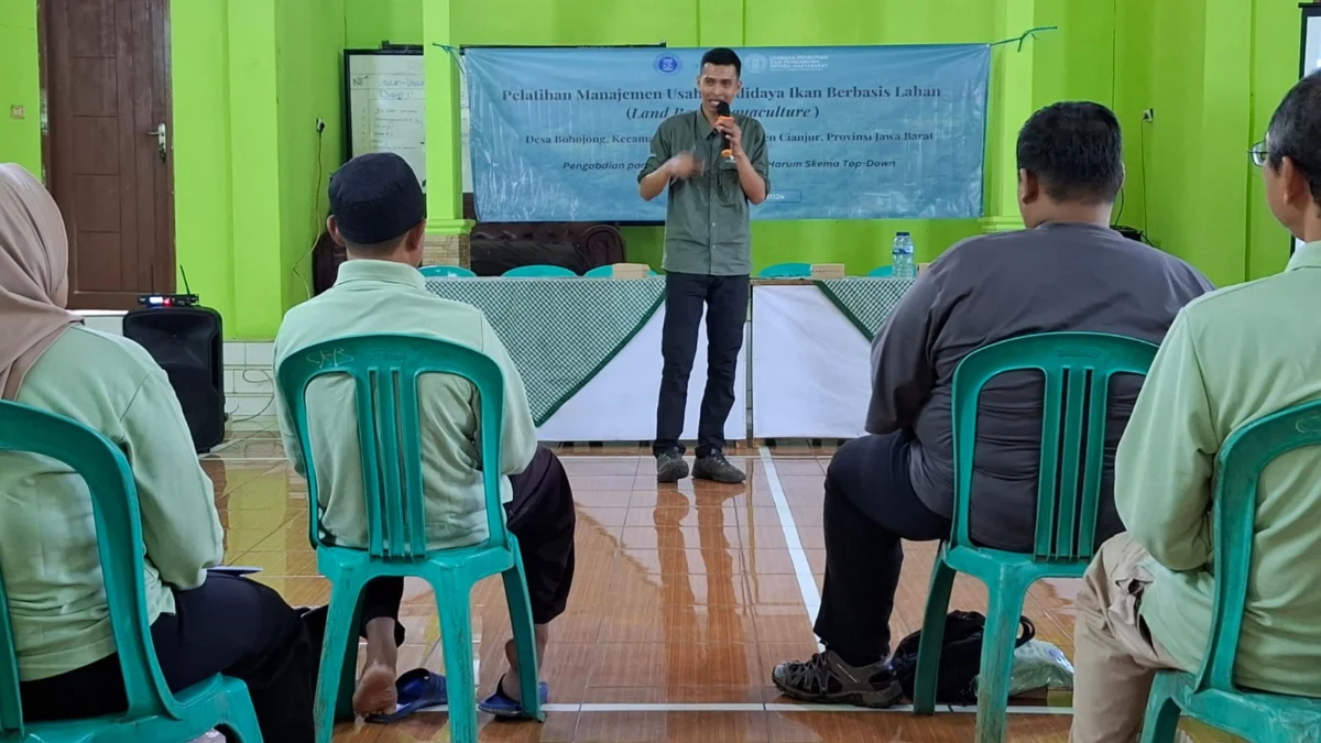 Tim Dosen ITB saat memberikan pelatihan manajemen usaha budidaya ikan dan pengolahan produk berbasis ikan yang ramah lingkungan guna mengurangi beban pencemaran di kawasan Sungai Citarum.