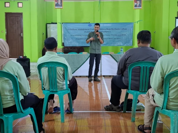 Tim Dosen ITB saat memberikan pelatihan manajemen usaha budidaya ikan dan pengolahan produk berbasis ikan yang ramah lingkungan guna mengurangi beban pencemaran di kawasan Sungai Citarum.