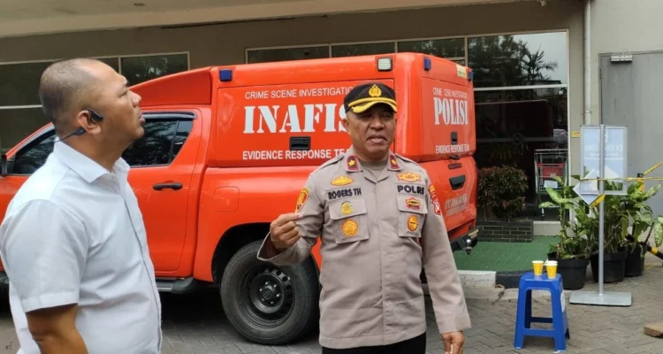 Kapolsek Jatinangor, Kompol Rogers Thomas usai melakukan pemeriksaan di TKP temuan seorang mahasiswa tak bernyawa, Apartemen Pinewood, Kecamatan Jatinangor, Kabupaten Sumedang.