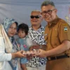 Pj Bupati Bandung Barat, Ade Zakir saat memberikan pangan lokal bergizi kepada ibu hamil (bumil) dan balita di wilayah Kecamatan Cipatat. Selasa (19/11). Dok Prokompim KBB