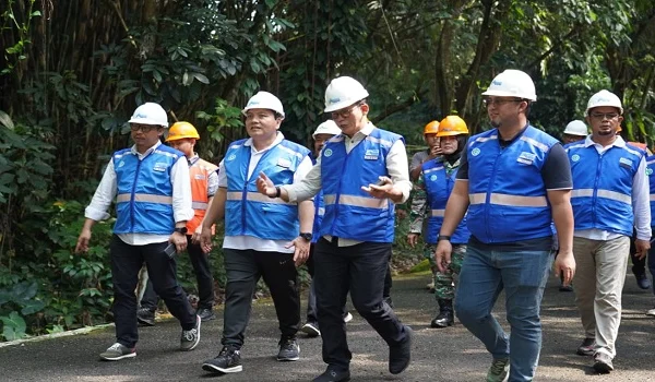 PJ Bupati Bogor Bachril Bakri saat meninjau sumber air Ciburial. Foto : Diskominfo