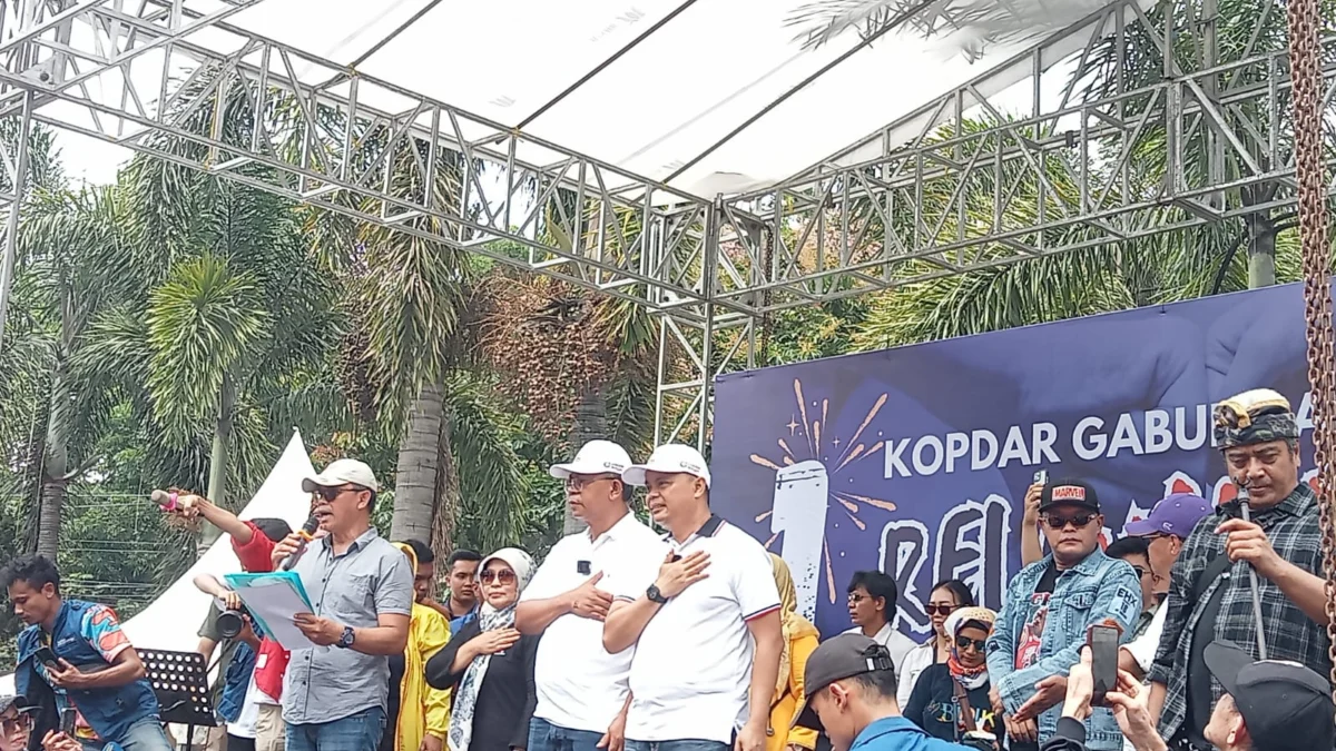 Pasangan Calon Wali Kota dan Wakil Wali Kota Cimahi Nomor Urut 1, Dikdik Suratno Nugrahawan dan Bagja Setiawan Bersama Komedian Sule saat Kopdar Relawan di Cimahi Convention Hall (CCH) (Mong)