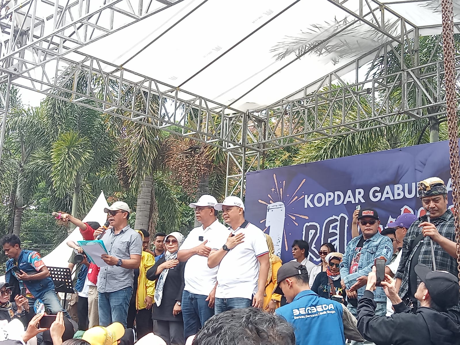 Pasangan Calon Wali Kota dan Wakil Wali Kota Cimahi Nomor Urut 1, Dikdik Suratno Nugrahawan dan Bagja Setiawan Bersama Komedian Sule saat Kopdar Relawan di Cimahi Convention Hall (CCH) (Mong)