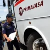 Iat. Petugas saat lakukan uji KIR atau Ramp Chek kepada salah satu bus. Dok Jabar Ekspres.